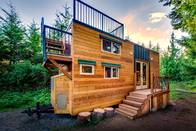 Casa minúscula do alpinista com plataforma do telhado o melhor airbnb minúsculo das casas no sistema de quadro de aço do calibre leve