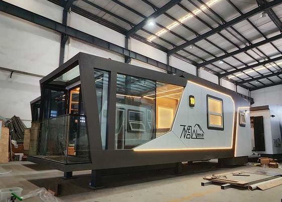Casa Pequena Portátil de Luxo Pré-fabricada em Cápsula com Estrutura Espacial de Aço Leve sobre Rodas