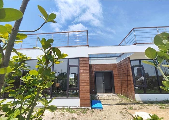 Casas pré-fabricadas modernas com sistemas de estrutura de aço de calibre leve Bungalow de madeira para praia