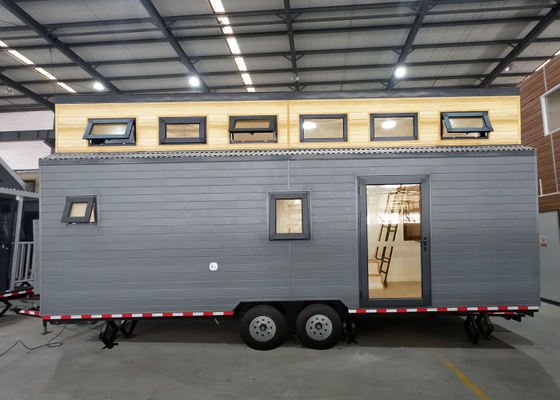 Casa pequena pré-fabricada removível dos EUA Espaço de vida compacto em rodas Quadro de aço leve branco